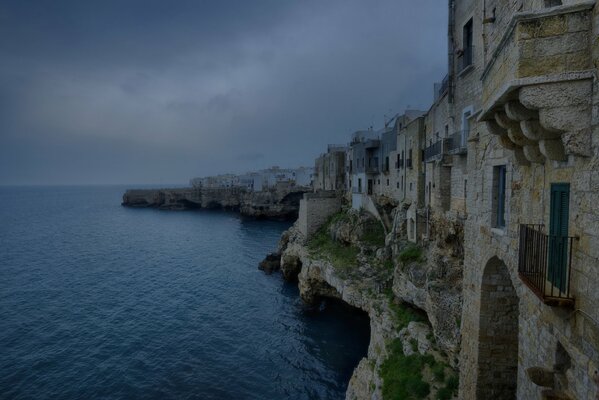 Paisaje de montaña italiano contra el mar y el cielo oscuro