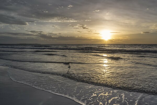 Schöner Sonnenaufgang am Meer