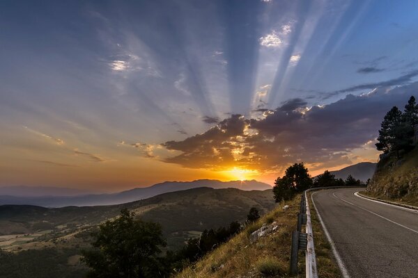 Cielo nocturno a lo largo de la carretera