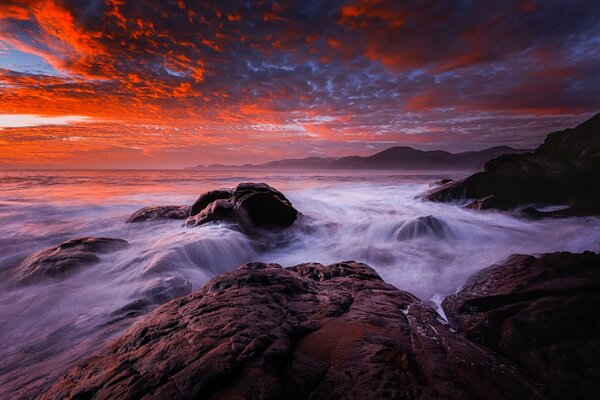 Cielo al atardecer en la orilla del mar