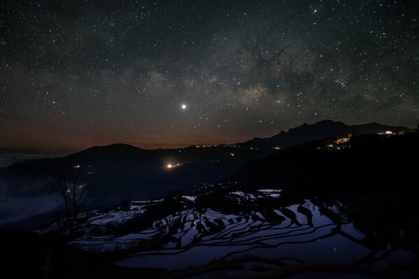 Ciel étoilé nocturne dans les montagnes