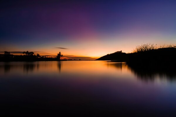 Hermosa puesta de sol. Reflejo del cielo en el agua