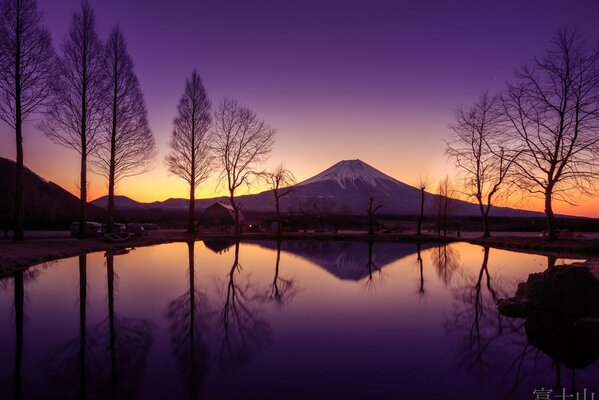 Frühlingsansicht des Berges Fujiyama bei Sonnenaufgang