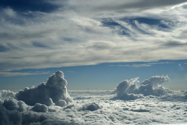 Ciel bleu avec des nuages blancs