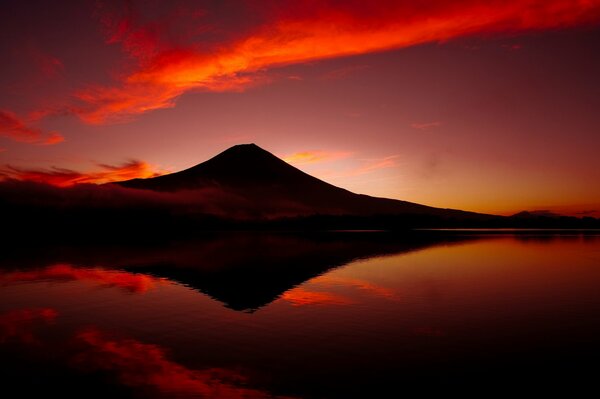 Ciel rouge du Japon au-dessus du volcan