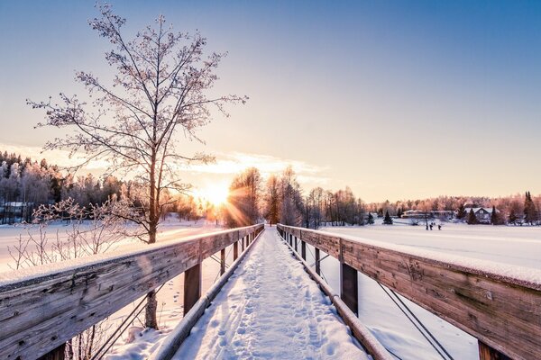 Holzbrücke mit Schnee bedeckt