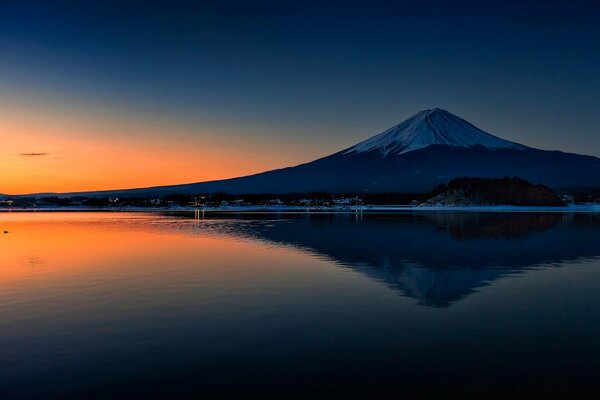 Hermoso amanecer en un lago de montaña