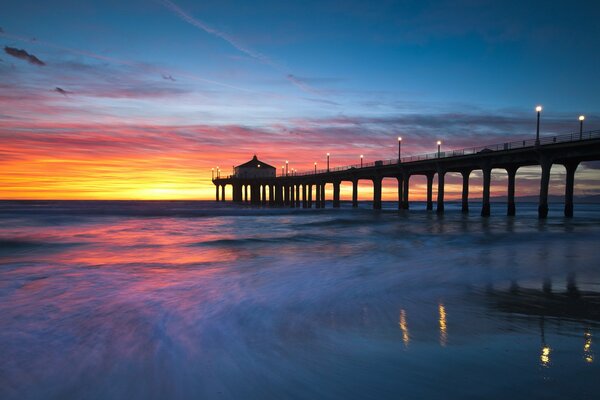 Beau pont de paysage sur fond de coucher de soleil