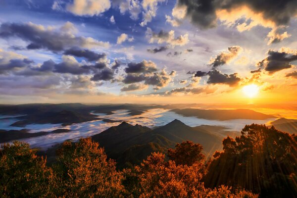 Paisaje: hermosa puesta de sol sobre las montañas