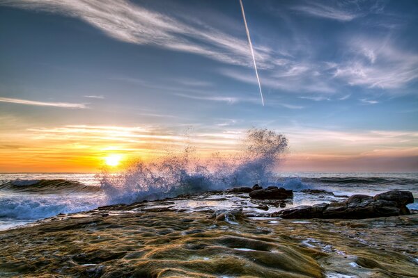 Paesaggio di Riva del mare con le onde al tramonto