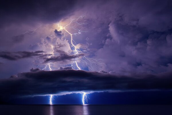 Ciel nocturne avec la foudre dans la mer