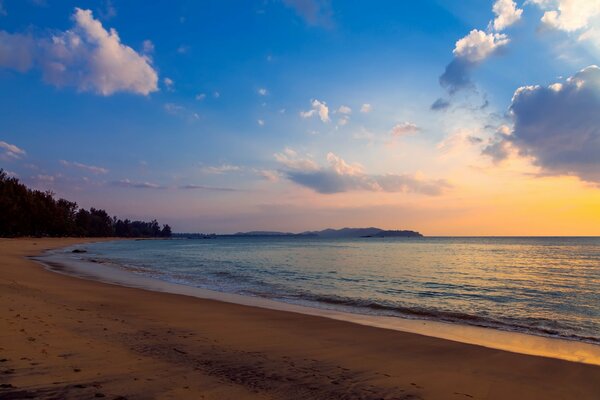 Spiaggia serale. Nuvole e calma