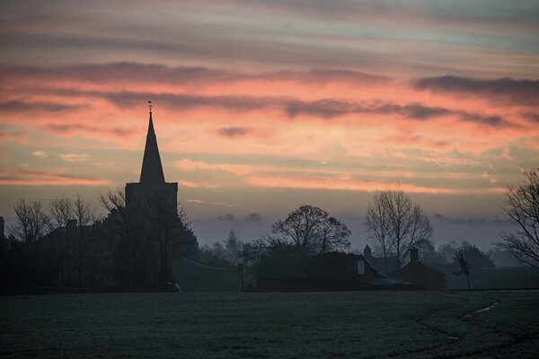 Die Kirche im Morgengrauen am frühen Morgen