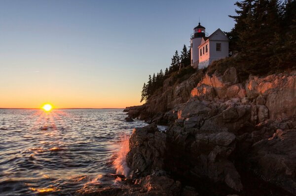 Coucher de soleil sur la mer et le château sur les rochers