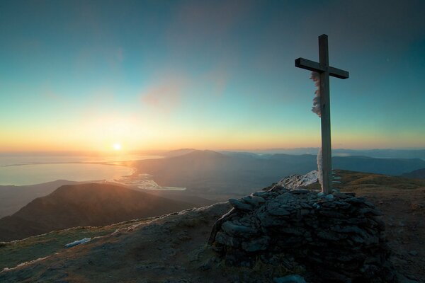 Das Kreuz auf dem Berg im Morgengrauen. Landschaft