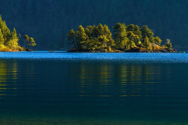 Lac canadien, vue sur l île du Canada