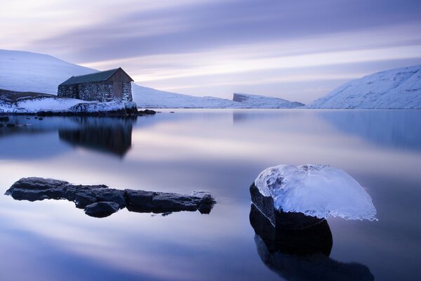 Glace lilas sur le lac des îles Féroé