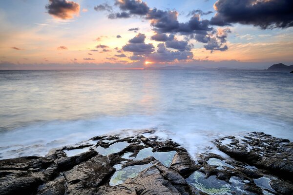 Paisaje de puesta de sol junto al mar