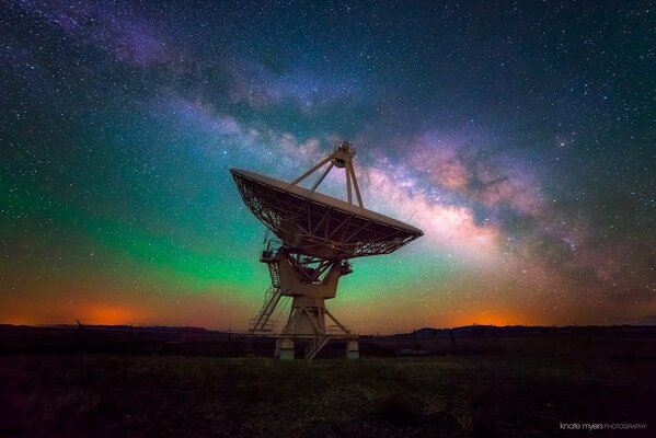 Nocne niebo z gwiazdami. Droga Mleczna i antena