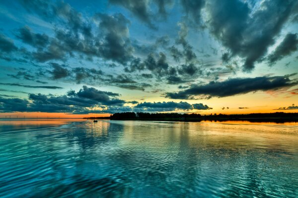 Cielo al tramonto infinito nel riflesso della baia