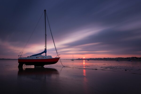 Beau coucher de soleil au bord de la mer