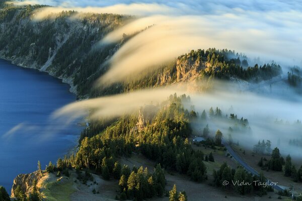 Wolkiger Wasserfall aus Zuckerwatte