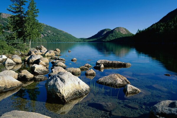 Lac dans le parc National du Maine