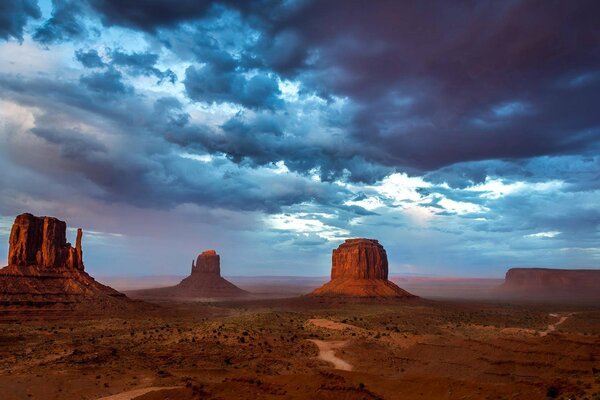 Cielo blu la sera nella Monument Valley