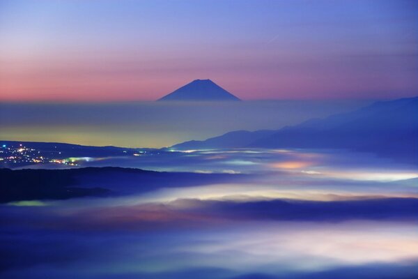 Blick auf den Berg Fuji, der im Nebel versteckt ist