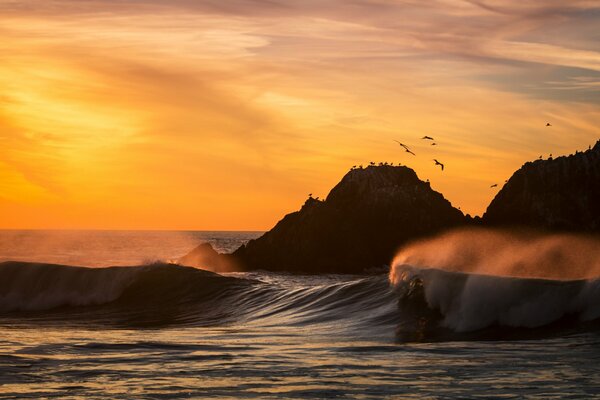 Puesta de sol y olas en el océano