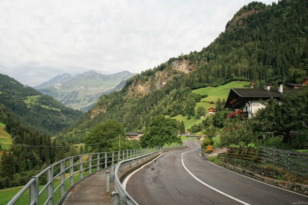 Carreteras en Italia que recorren colinas con bosques