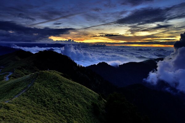 Paysage avec ciel coucher de soleil dans les nuages sur fond de montagnes