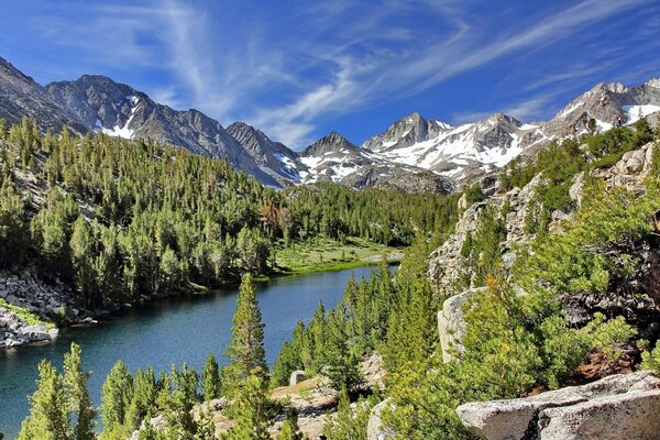 Lago de montaña en California