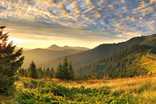 Paisaje de montaña con salida del sol