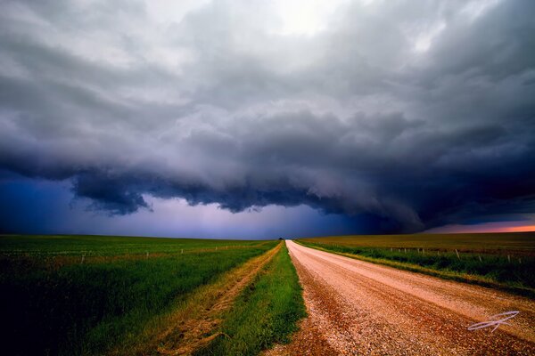 El camino se va en previsión de una tormenta eléctrica