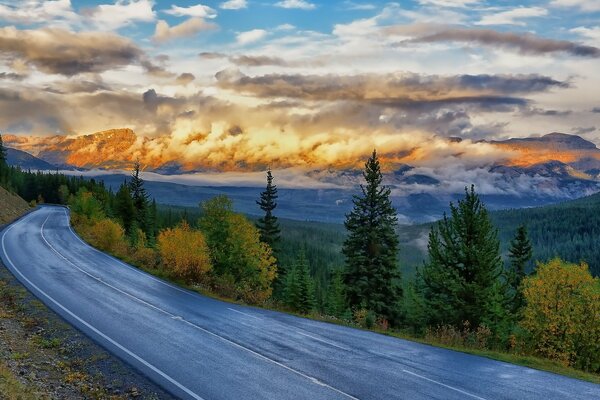 La carretera de montaña es empinada y sinuosa