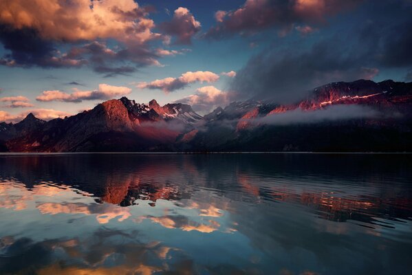 Die gefiederten Wolken sind rot vom Sonnenuntergang