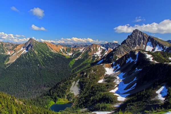 Le vert, le bleu, le blanc, le teracot se mêlent dans les montagnes