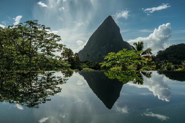 Incroyable reflet de la montagne dans la rivière