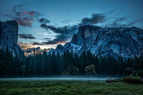 Skały Parku Narodowego Yosemite w Kalifornii