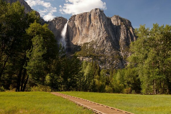 Natura negli Stati Uniti cascata nelle rocce