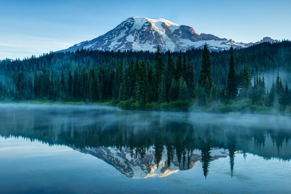 Estratovolcán en el parque nacional del estado de Washington