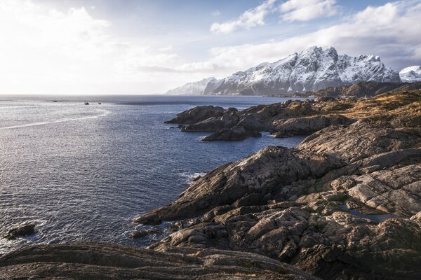 Costa Noruega rocosa junto al mar