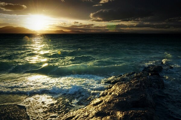 Spiaggia con sole luminoso e nuvole