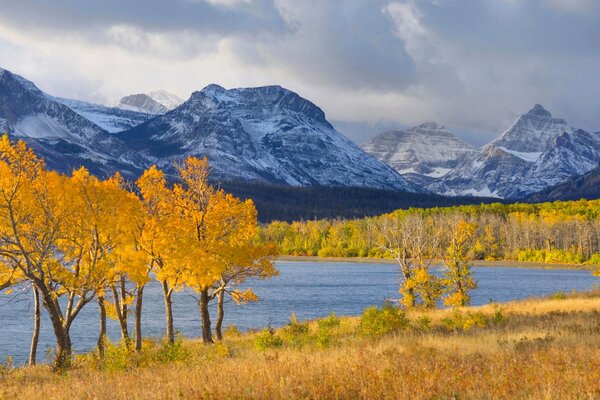 Otoño al pie de las montañas