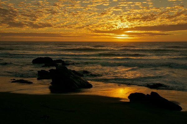 Reflejo de la puesta de sol en el agua de mar