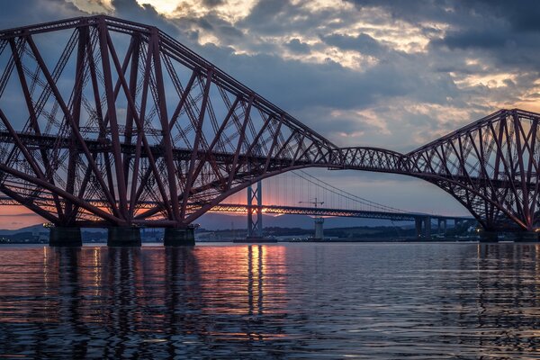 Puente de hierro al atardecer