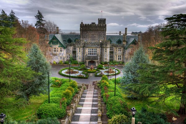 Ciel nuageux au-dessus d un parc avec un château