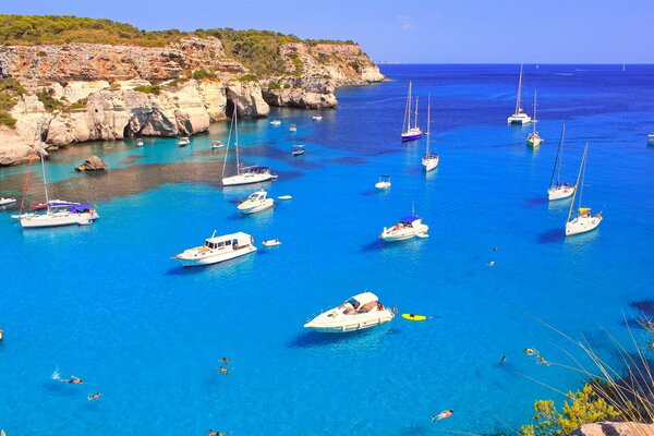 Yachts blancs sur la mer