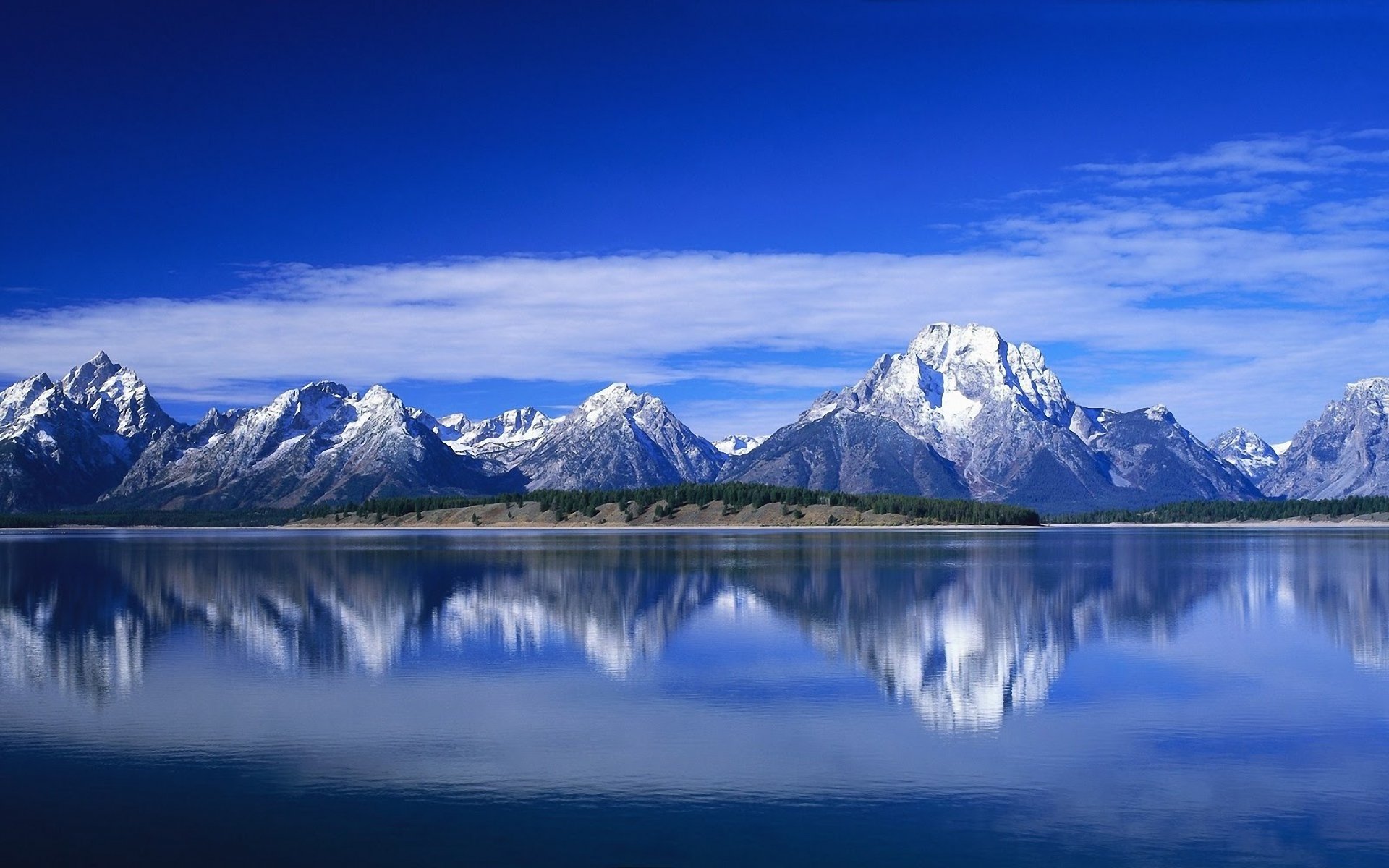 montañas lago reflexión cielo nubes